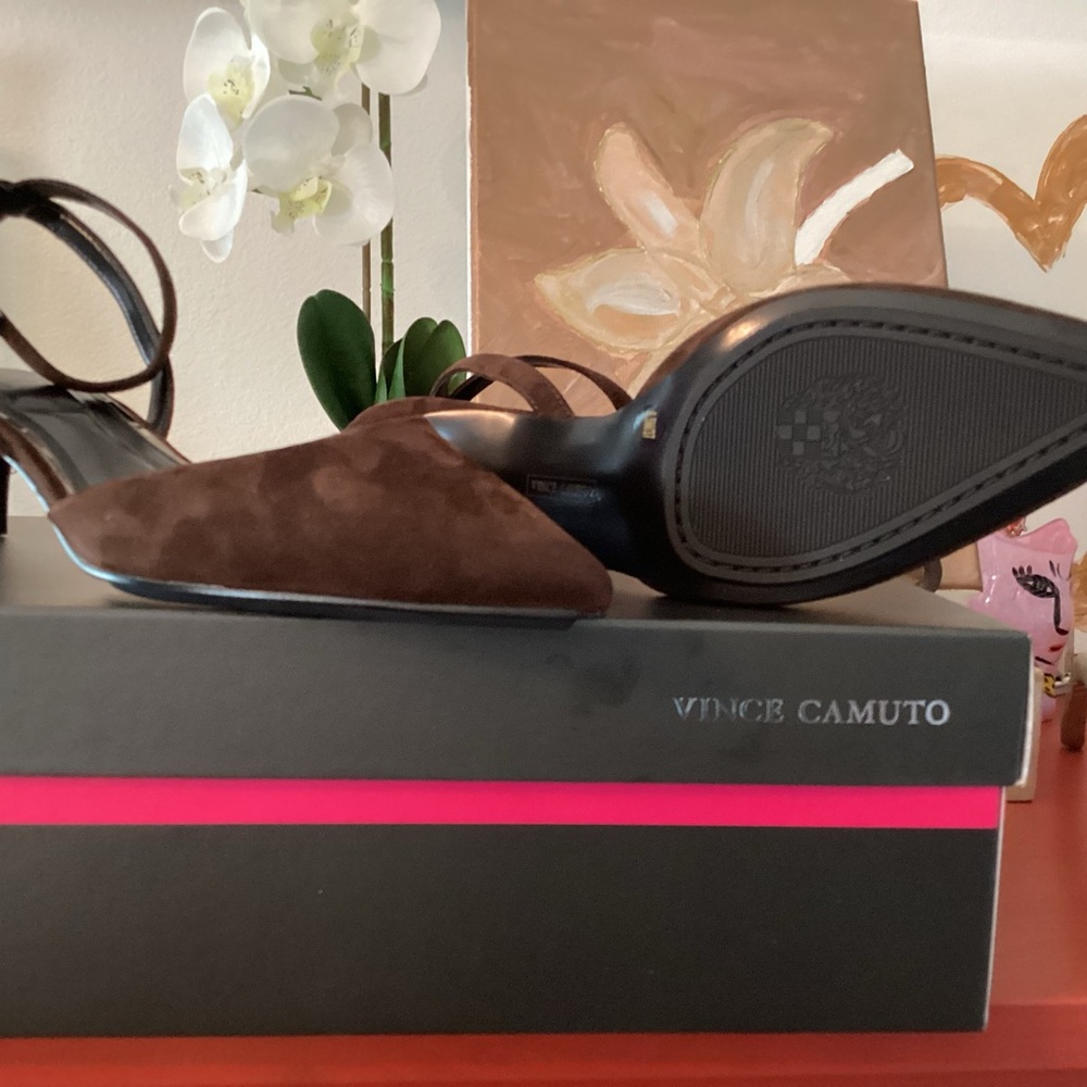 VINCE CAMUTO Suede Ankle Strap. - Picture 4 of 8